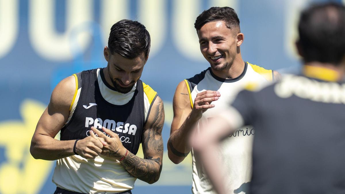 Álex Baena y Yeremy Pino, atacantes del Villarreal, amigos fuera del campo y en el rectángulo de juego se entienden a la perfección.