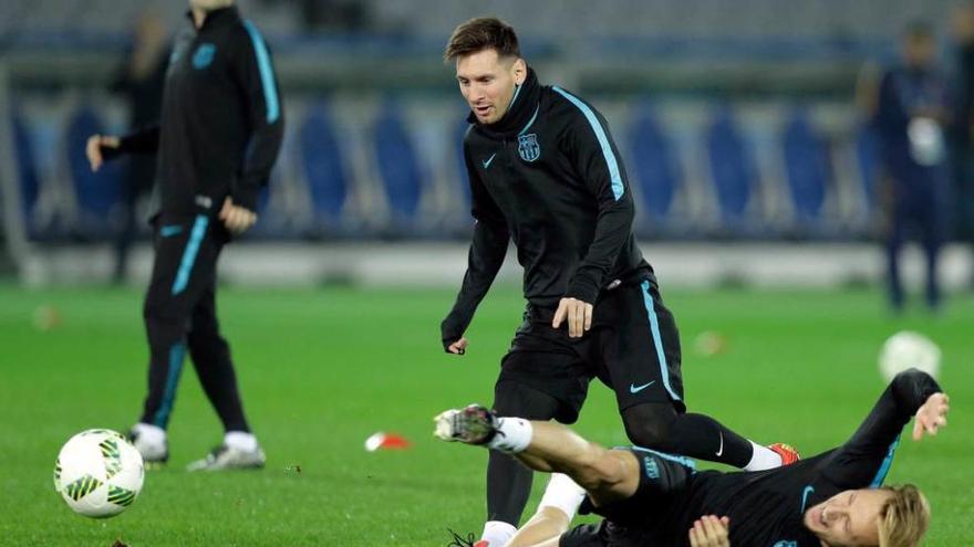 Messi supera a Rakitic durante el entrenamiento de ayer del Barcelona en Yokohama.
