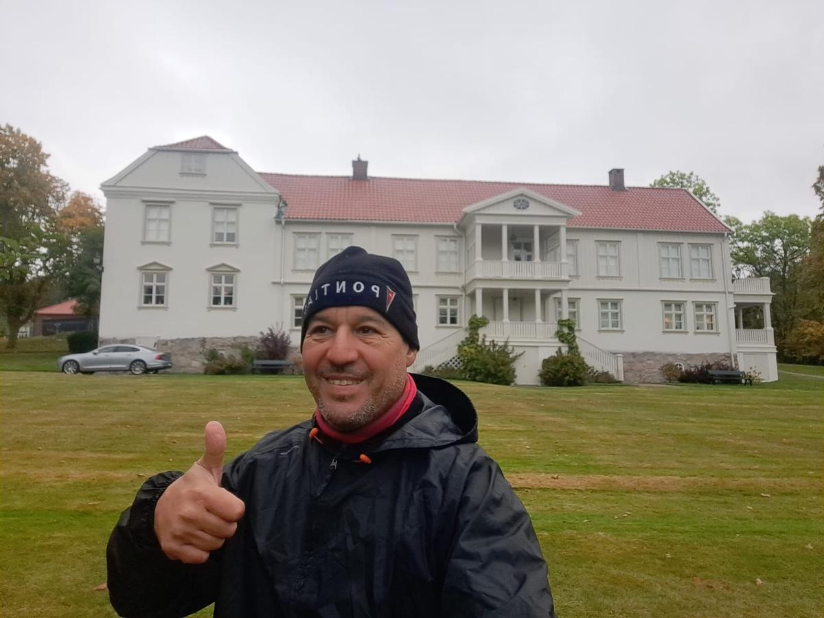 &quot;Pichi&quot; ante la mansión Borregaard Hovedgaard, donde en 1993 se firmaron los “acuerdos de Oslo”.