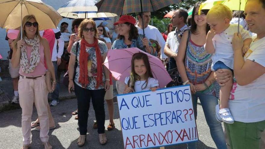 Una concentración de los padres de la escuela infantil de Rons el año pasado. // Muñiz