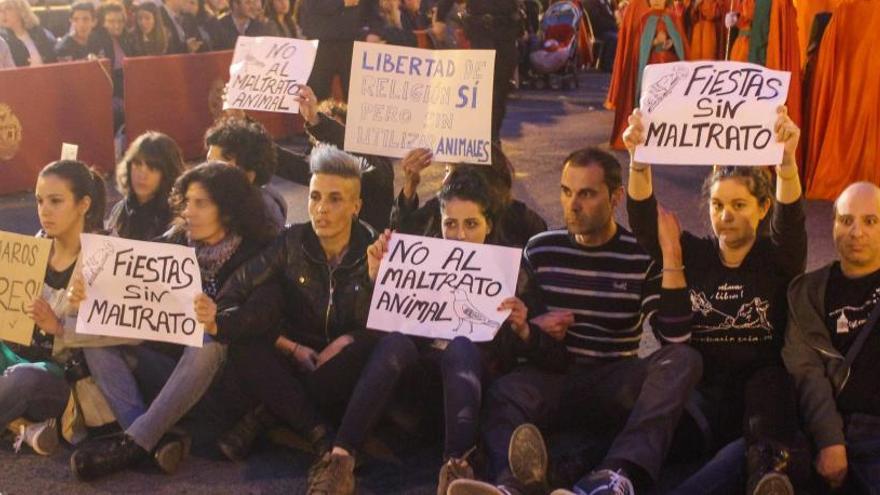 Una protesta contra el uso de animales en la Semana Santa el año pasado.