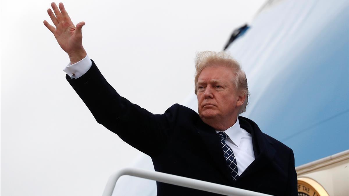mbenach41577242 u s  president donald trump waves as he boards air force one180112232911