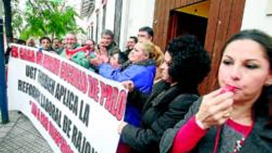 Los trabajadores afectados por el ERE de UGT protestan a las puertas del sindicato en Córdoba