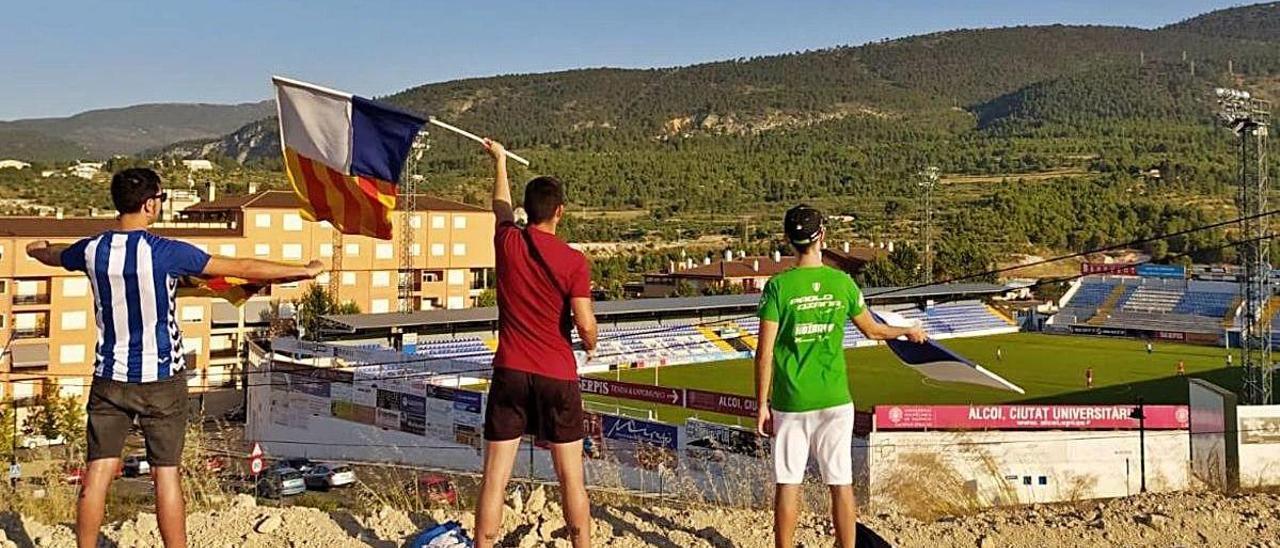 Aficionados del Alcoyano, el viernes, desde fuera de El Collao.