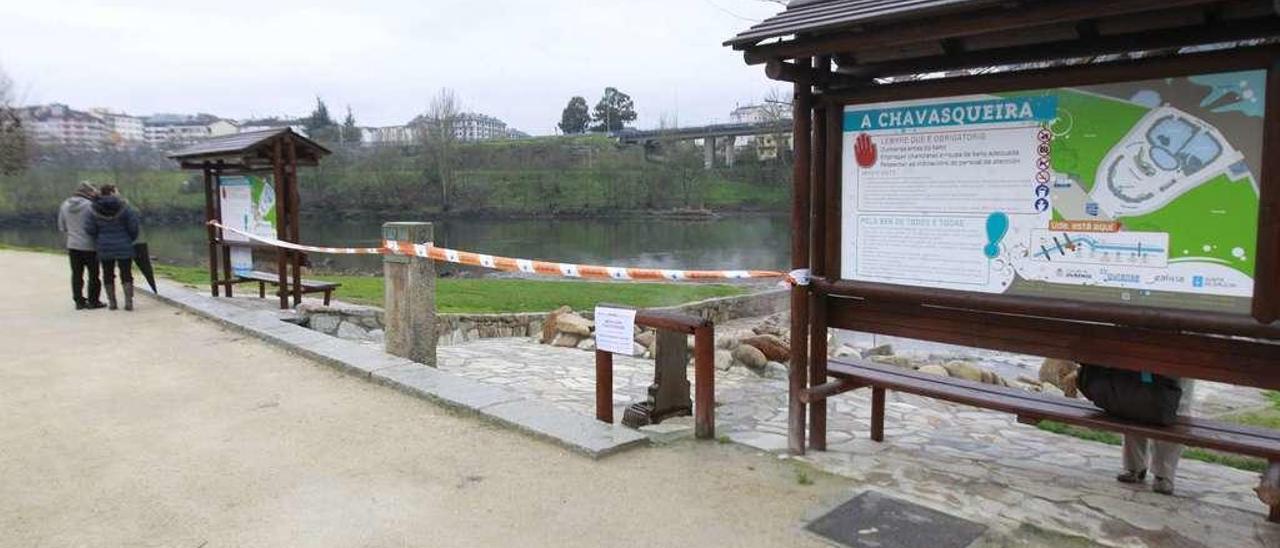 Estado que presentaba ayer el acceso a las termas públicas de A Chavasqueira. // Jesús Regal