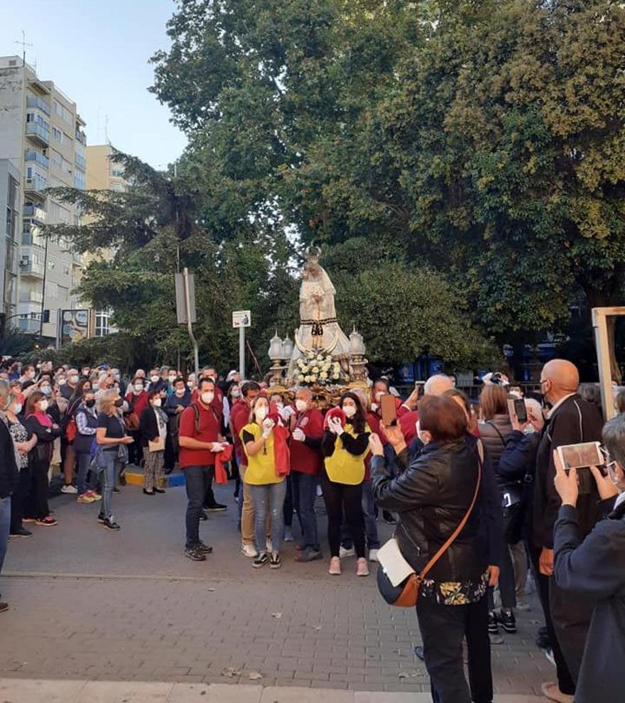 Cientos de villenenses han acompañado a la Virgen de las Virtudes guardando las medidas de prevención sanitaria.