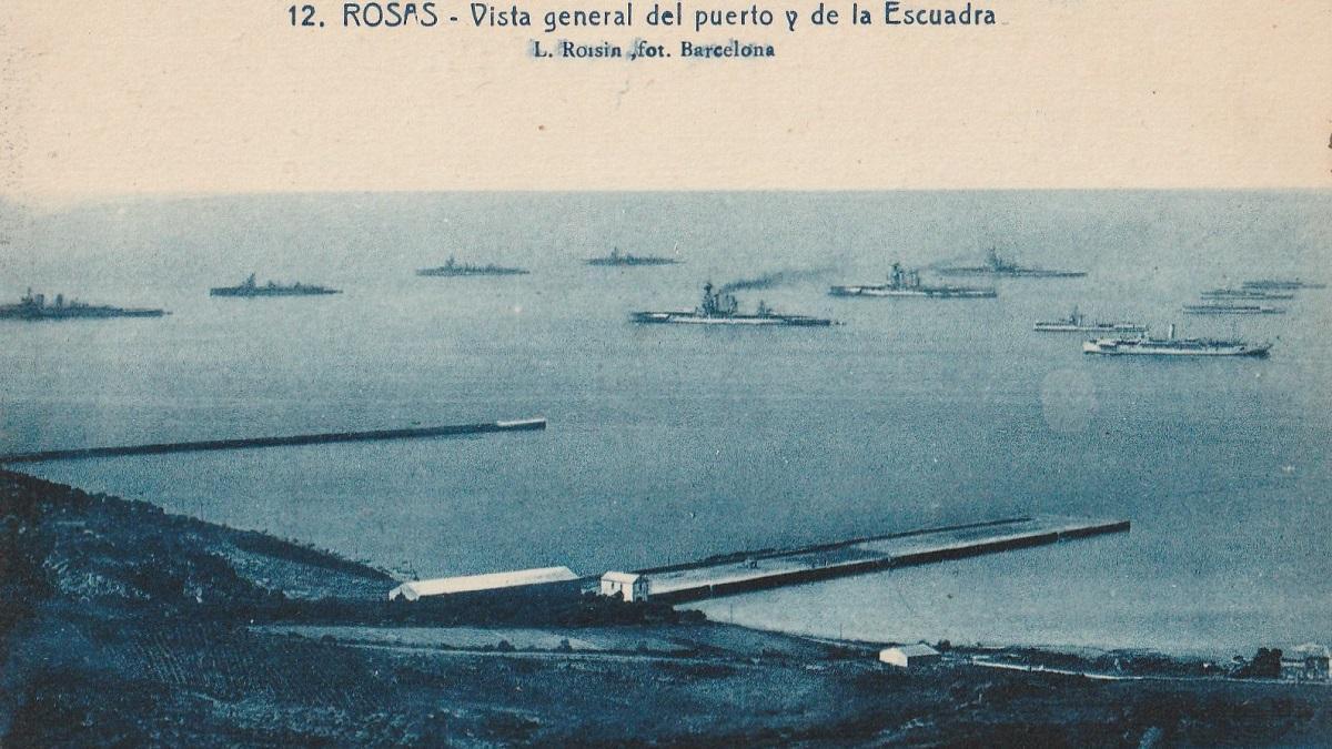 Postal antiga de l'estada de l'Armada britànica al port de Roses a principi del segle XX.