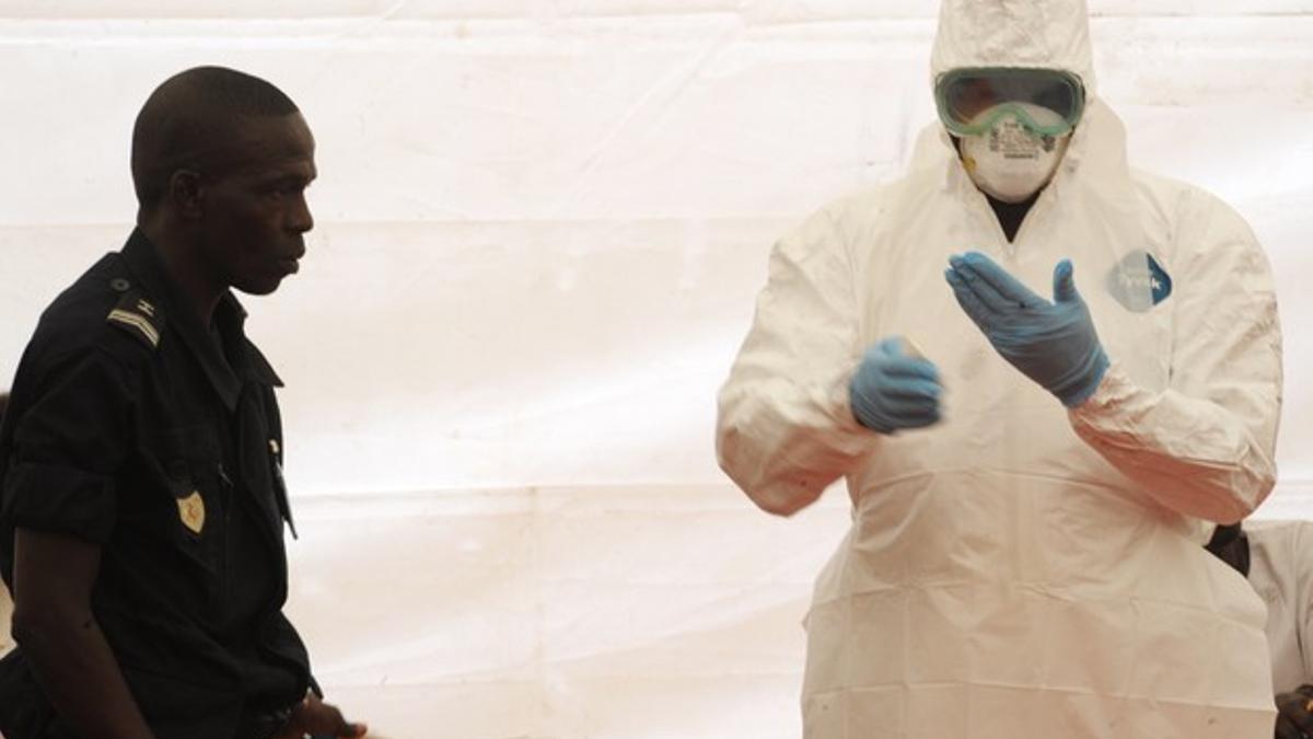 Expertos advierten que el ébola podría llegar a Europa