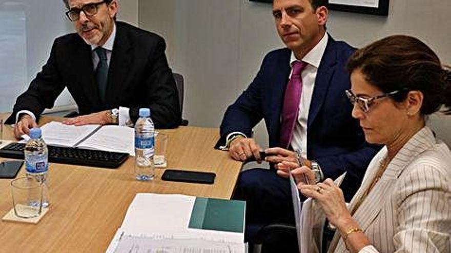 José Luis Acea, Javier Galarraga e Isabel Lafont, ayer, durante la presentación de los resultados.