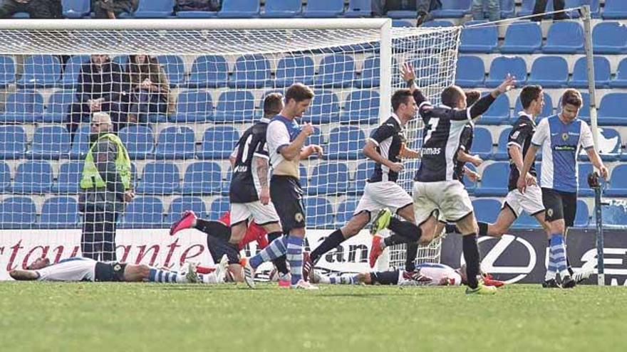 Los jugadores del Llosetense festejan el segundo gol de Javi Ramos.