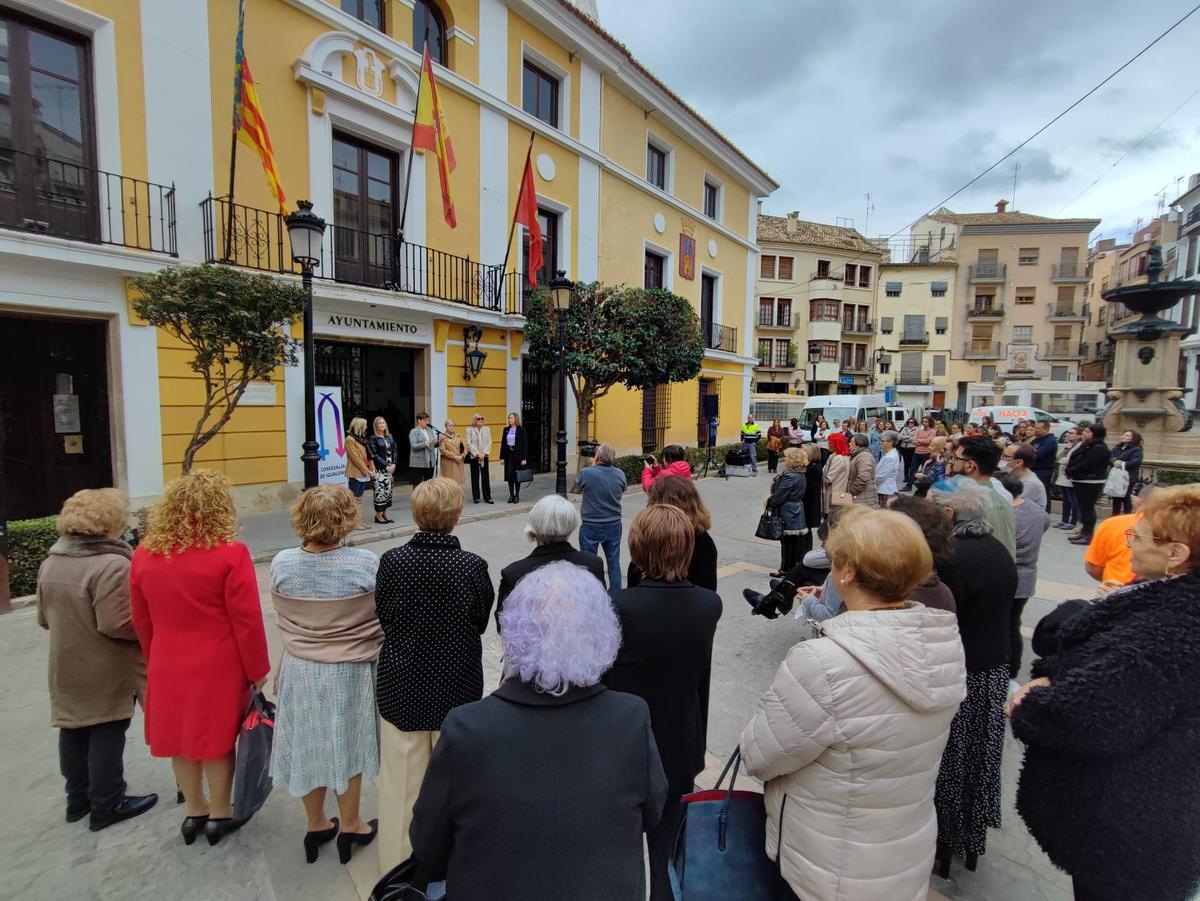 Numerosos vecinos acudieron a la lectura del manifiesto del Día de la Mujer.