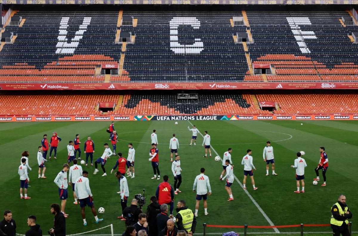 Los jugadores de la Selección española de fútbol durante un entrenamiento este sábado, en Mestalla