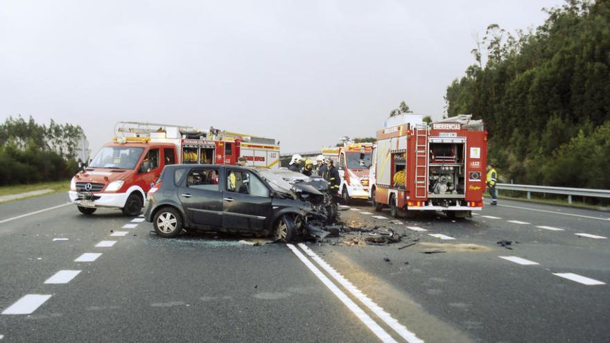 Los efectivos de emergencias, junto a los dos vehículos implicados en el choque frontal ocurrido en el corredor de Noia. // GES de Padrón