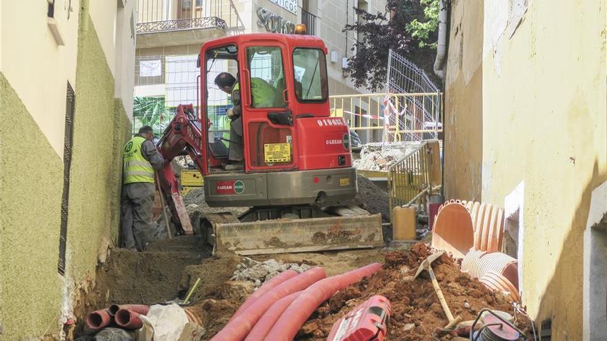 Comienza la instalación de la pasarela en la calle Alzapiernas de Cáceres