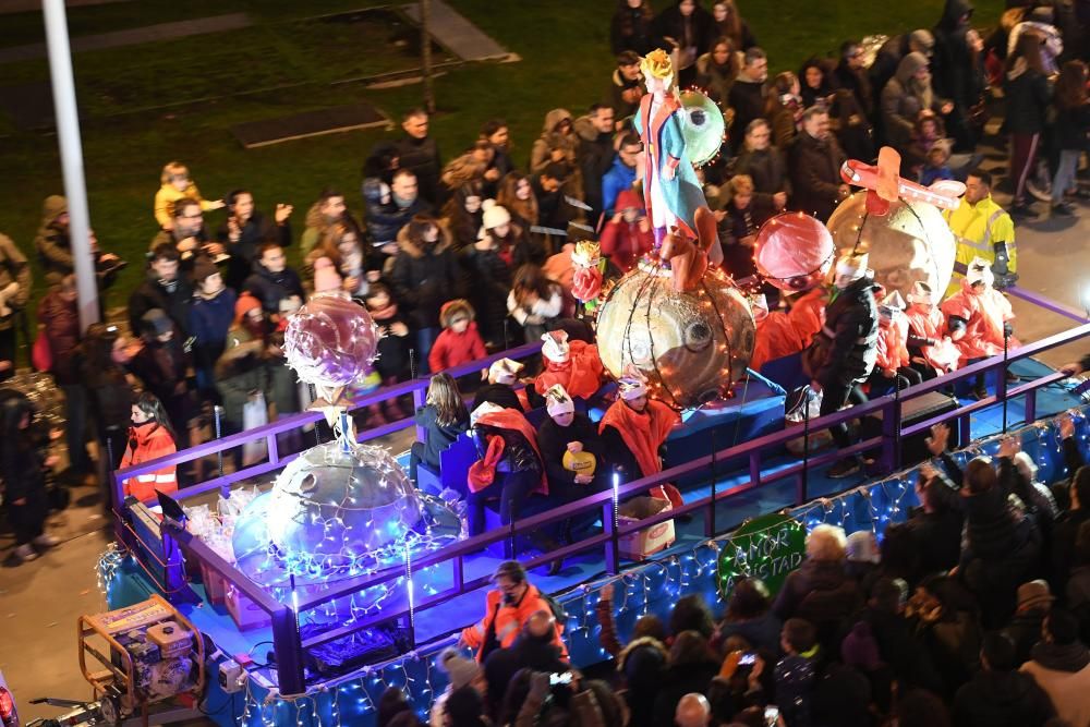 Los Reyes Magos recorren la ciudad desde O Castrillón hasta la plaza de María Pita.