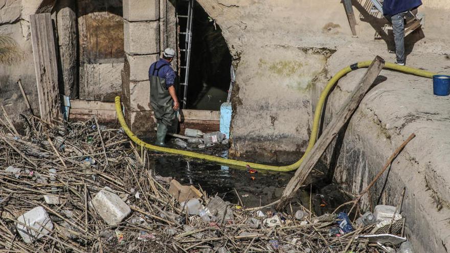 Los regantes levantarán una calle para limpiar la acequia de Callosa