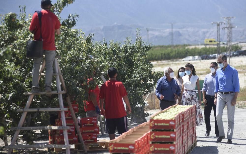 Visita de los reyes a la cooperativa La Carrichosa de Cieza