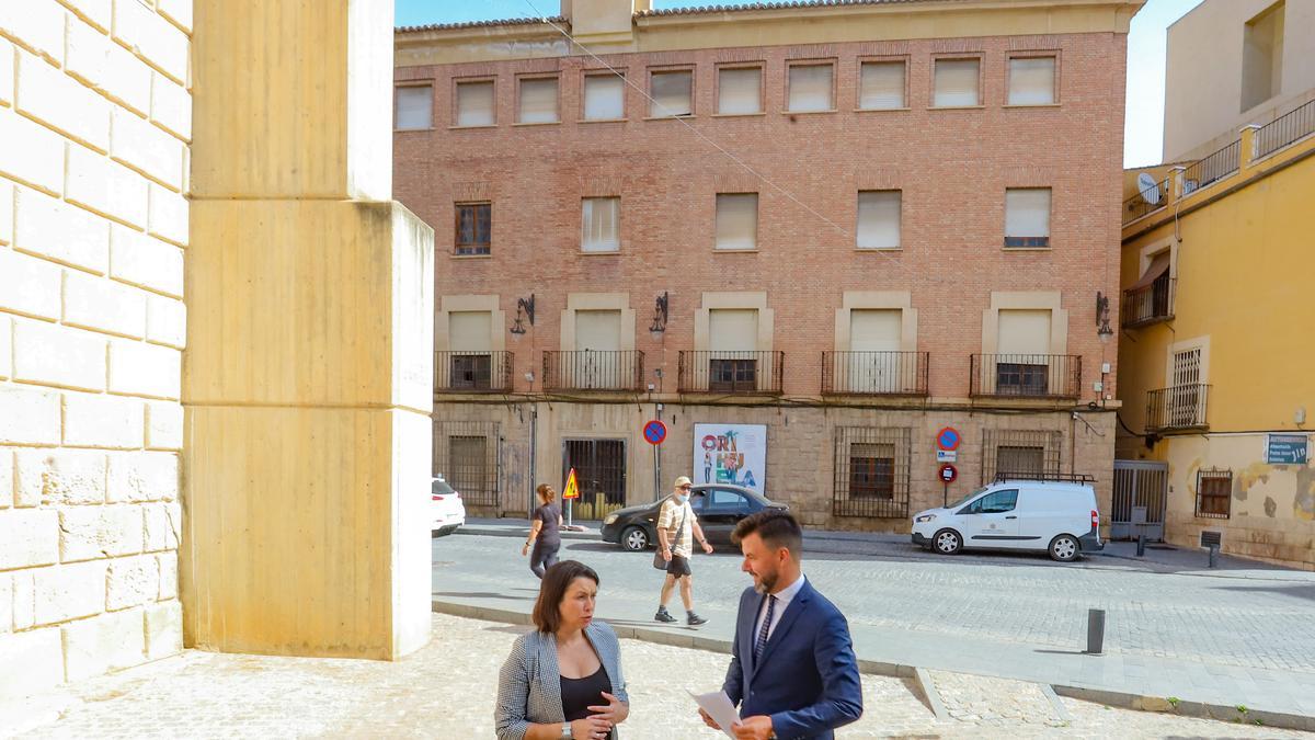 Carolina Gracia y José Aix, frente al edificio de los antiguos juzgados, cuyas obras de rehabilitación se iniciarán antes de mediados de julio