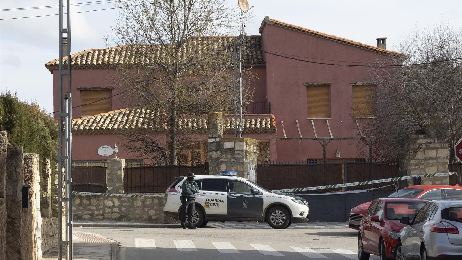 Vehículo de la Guardia Civil en Nohales (Cuenca) donde un varón de 43 años ha sido detenido como autor de la muerte de su exmujer, de 47 años.