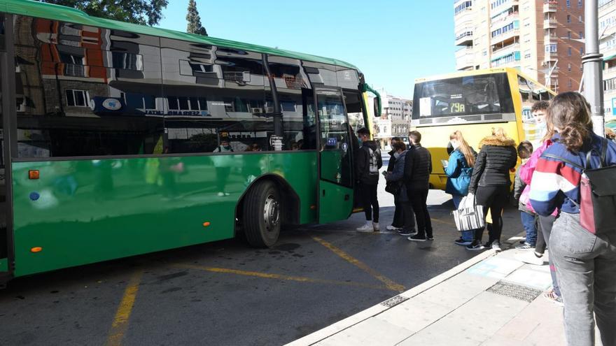 Viajeros en la parada de autobuses de la plaza Circular de Murcia.