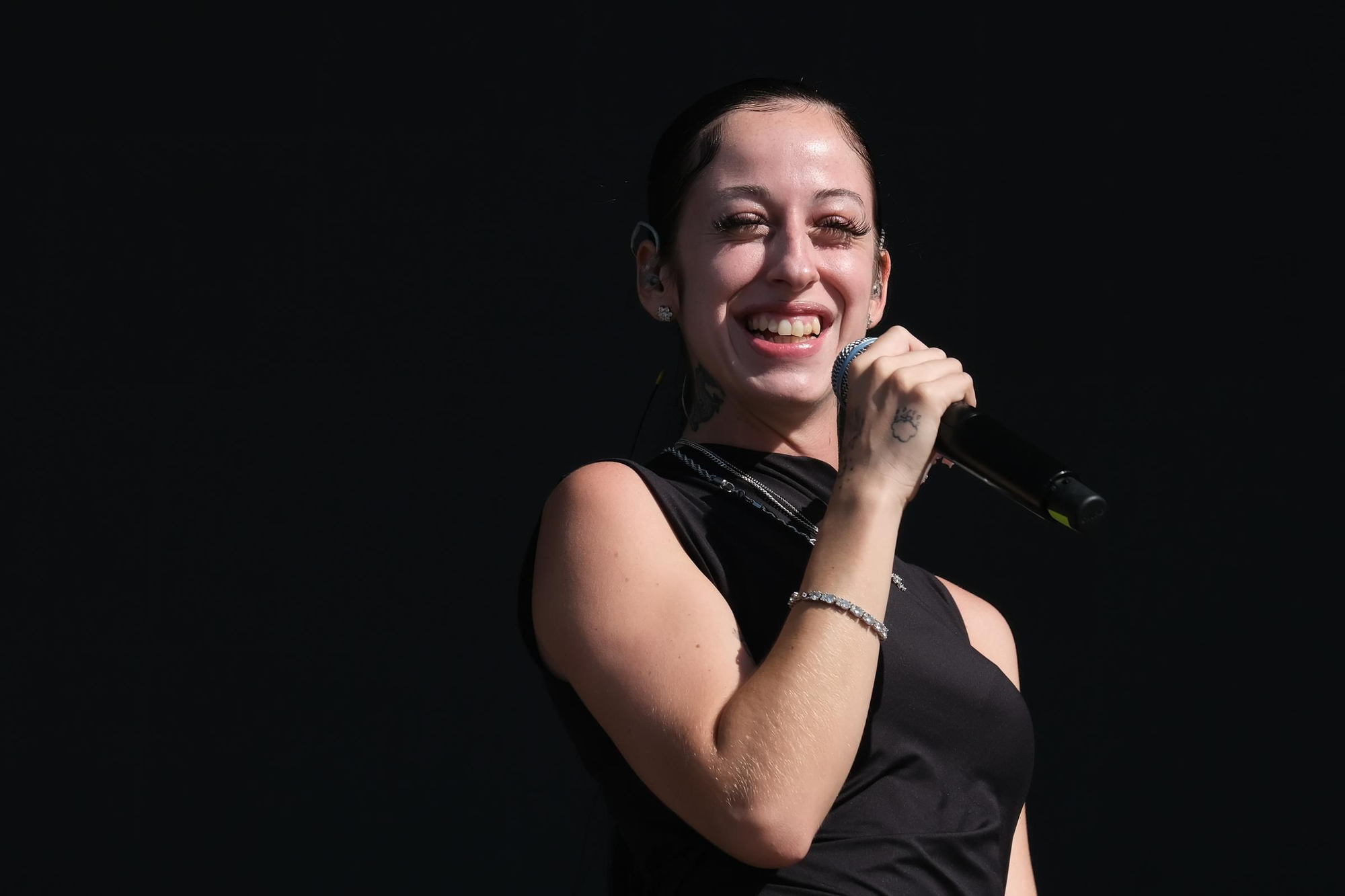 Primer día de conciertos en el Festival Cala Mijas 2023: Juicy Bae y Vera Fauna.