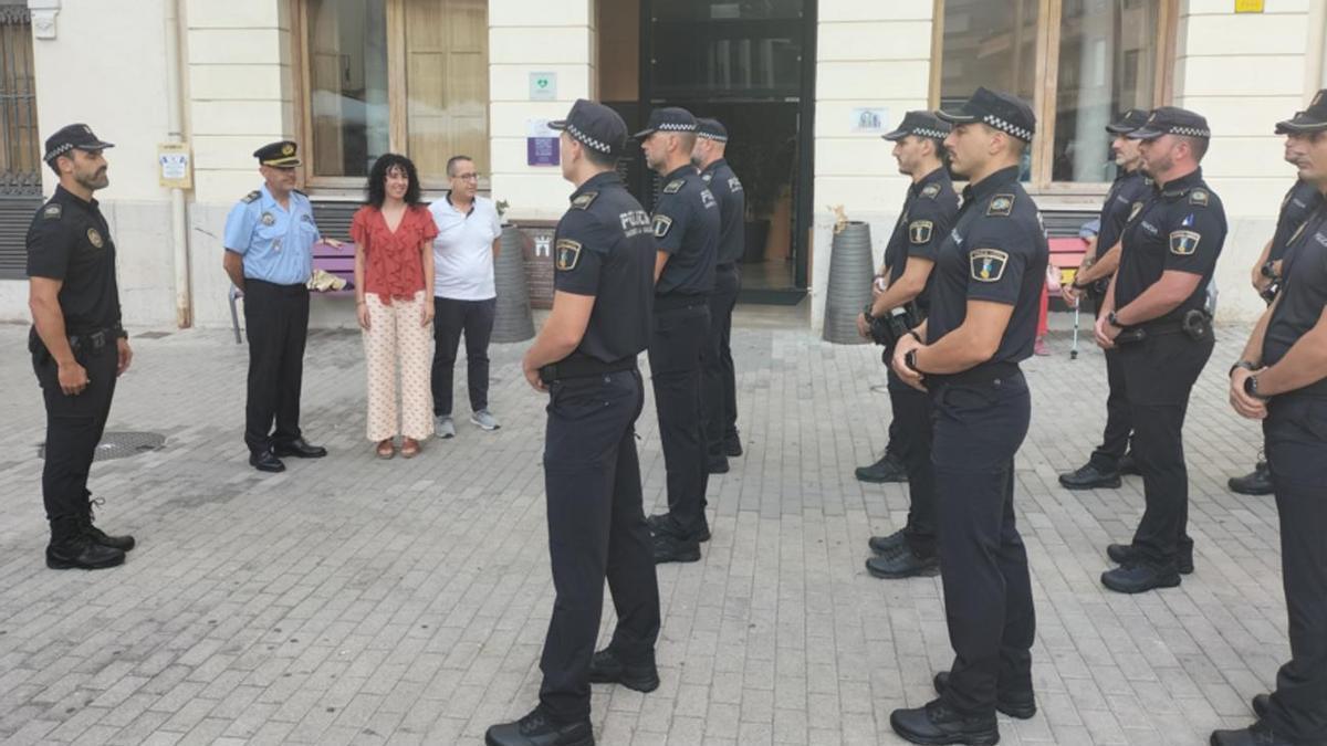 Las autoridades y el jefe de la Policía Local dan la bienvenida a los nuevos agentes de Tavernes de la Valldigna