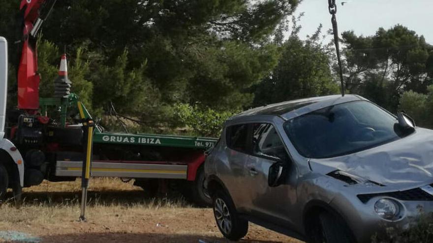 Una grúa de Gruas Ibiza retirando el vehículo