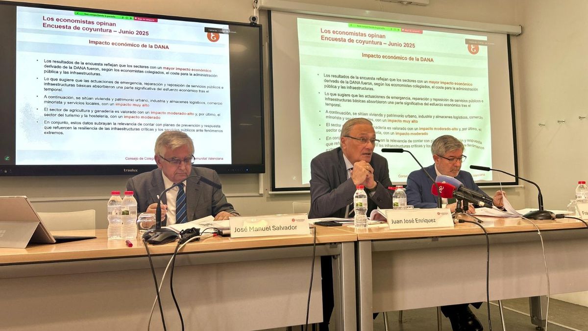 El decano de los economistas de Castellón, José Manuel Salvador -izda.-, en la presentación del informe con sus homólogos de Valencia y Alicante.