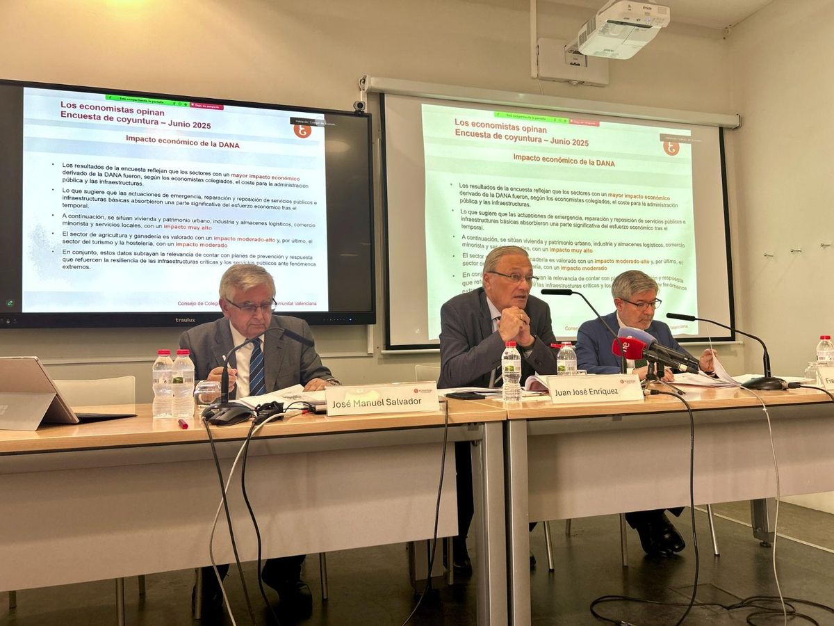 El decano de los economistas de Castellón, José Manuel Salvador -izda.-, en la presentación del informe con sus homólogos de Valencia y Alicante.