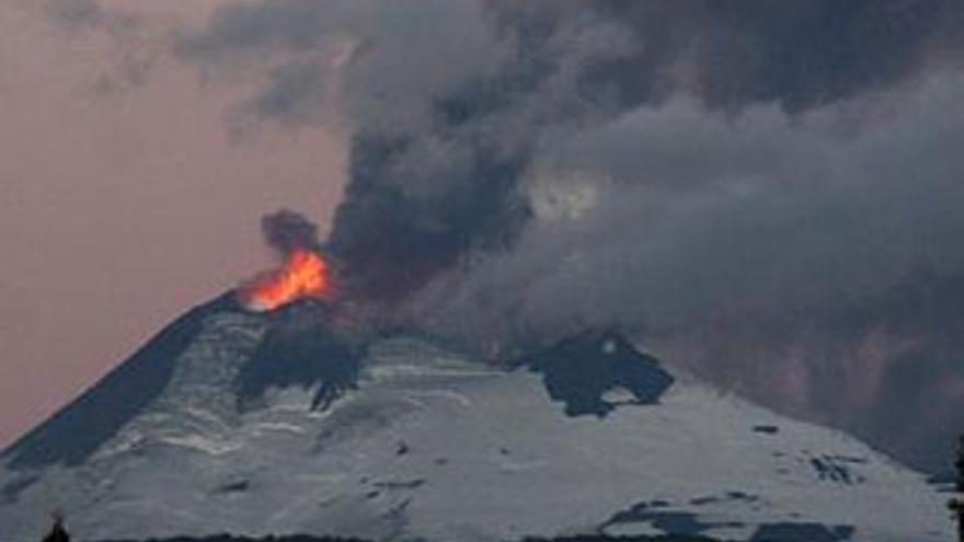 Alerta por la erupción del volcán Llaima en Chile