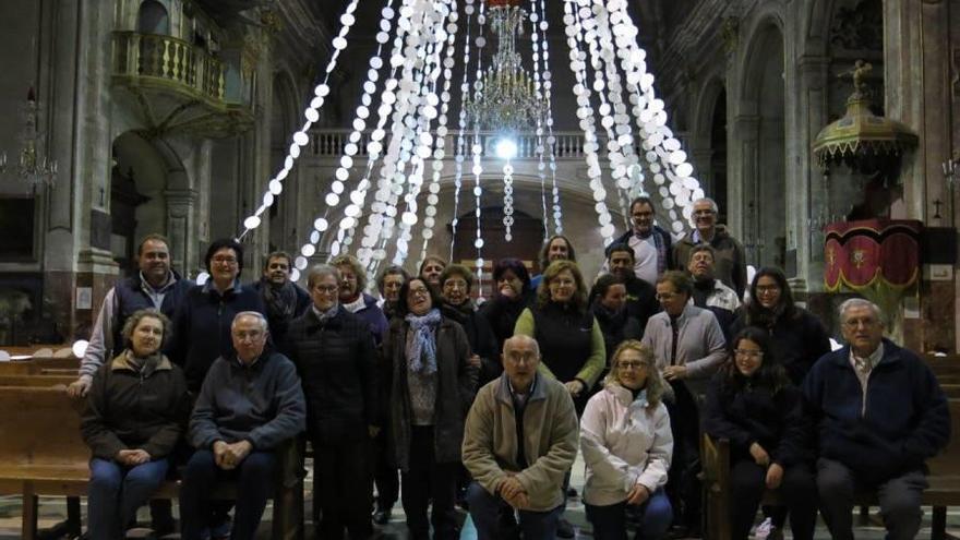 Voluntarios engalanan la iglesia de Porreres con &#039;neules&#039; y un belén del siglo XV