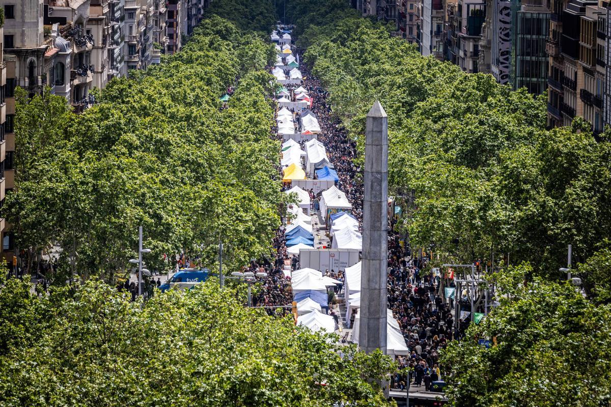 barcelona 23/04/2024 Sociedad. Sant Jordi Ambiente + Eduardo Mendoza AUTOR: JORDI OTIX