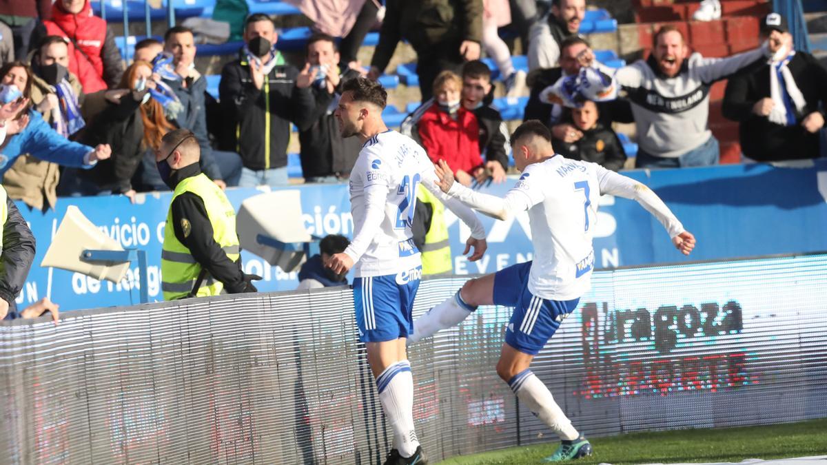 Álvaro Giménez y Narváez celebran el gol del alicantino ante Las Palmas en La Romareda.