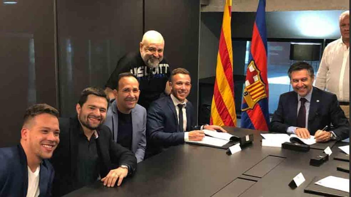 Arthur, junto a su familia y el presidente Bartomeu