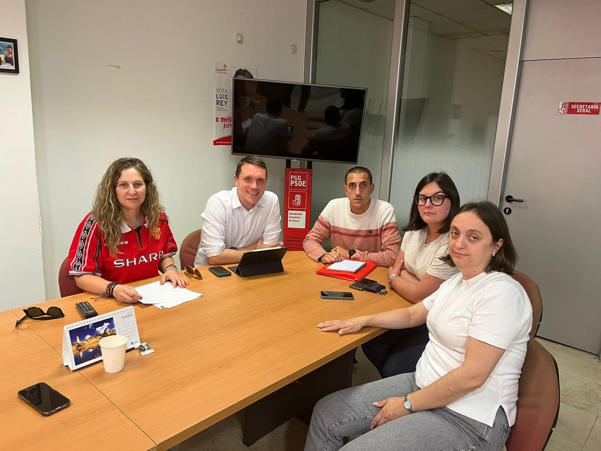 Aitor Bouza, segundo por la izquierda, junto a sus compañeros del grupo socialista.