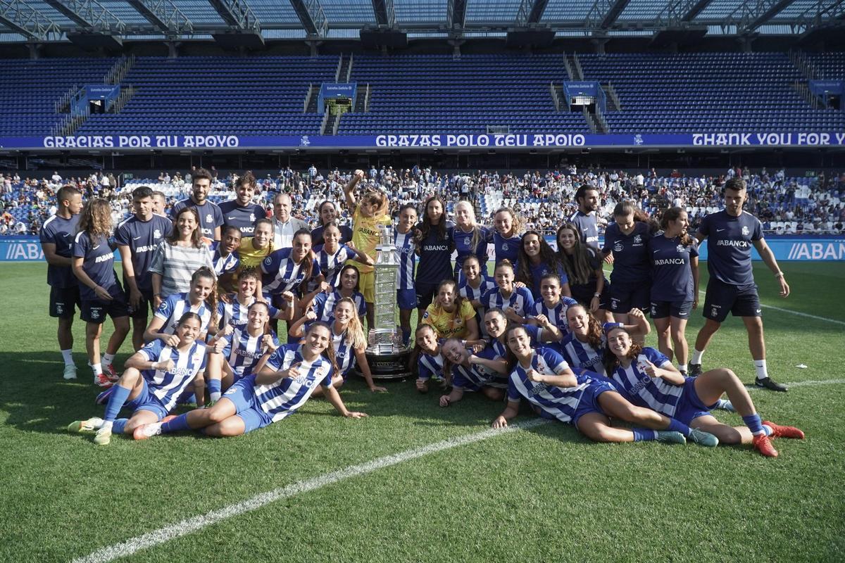 La plantilla y el cuerpo técnico del Dépor Abanca posan en Riazor tras ganar el Teresa Herrera.