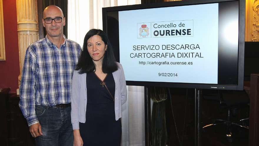Áurea Soto, con Jorge Villar, jefe de servicios informáticos del Concello ante la web.  // Iñaki Osorio
