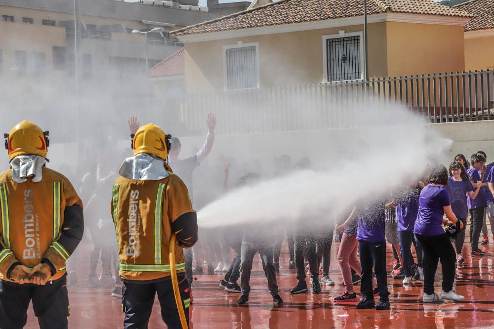 El Instituto recupera la tradición fallera que se celebraba hace lustros en el municipio y dedica el monumento al erudito local Thomas Villanova. Los alumnos recibieron una bañá primaveral por parte d