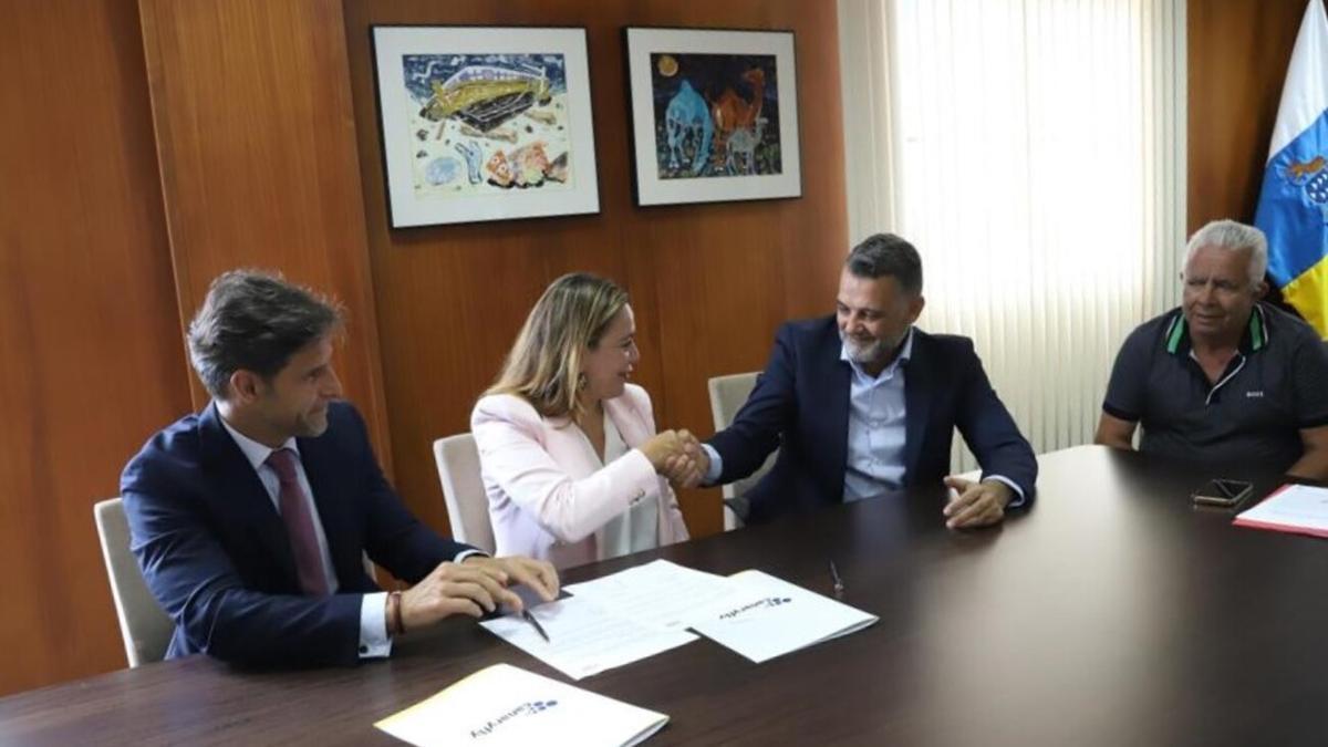 Reunión de María Dolores Corujo y los representantes de Canaryfly y Líneas Marítimas Romero en el Cabildo de Lanzarote, ayer.