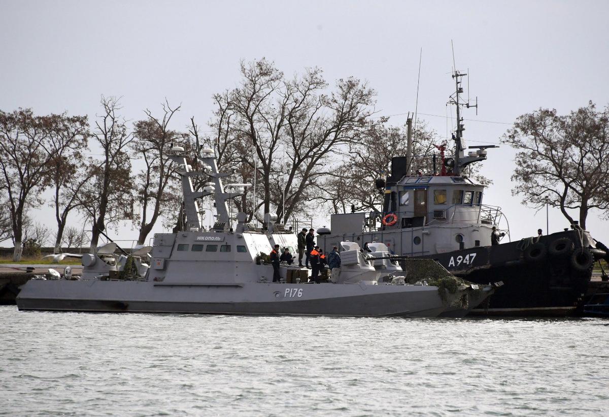 Un buque de guerra ucraniano y un remolcador permanecen en el puerto de Kerch tras ser capturados por guardacostas rusos en la península de Crimea