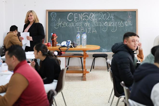 El censo de paraguayos en la iglesia del Rosario de Ibiza, en imágenes.