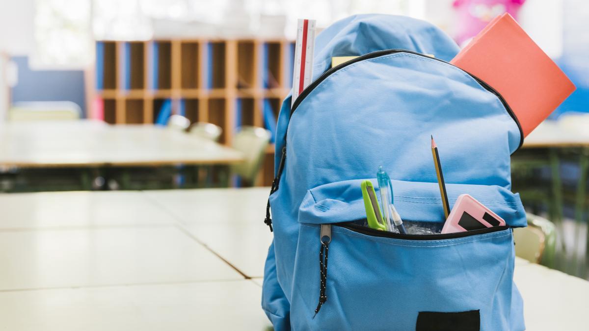 Una mochila en un aula.