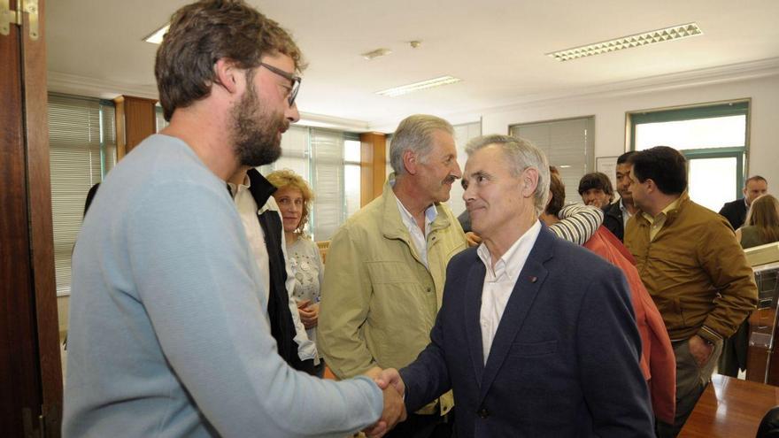 Álex Fiúza saluda a Taboada en su primera toma de posesión como alcalde.