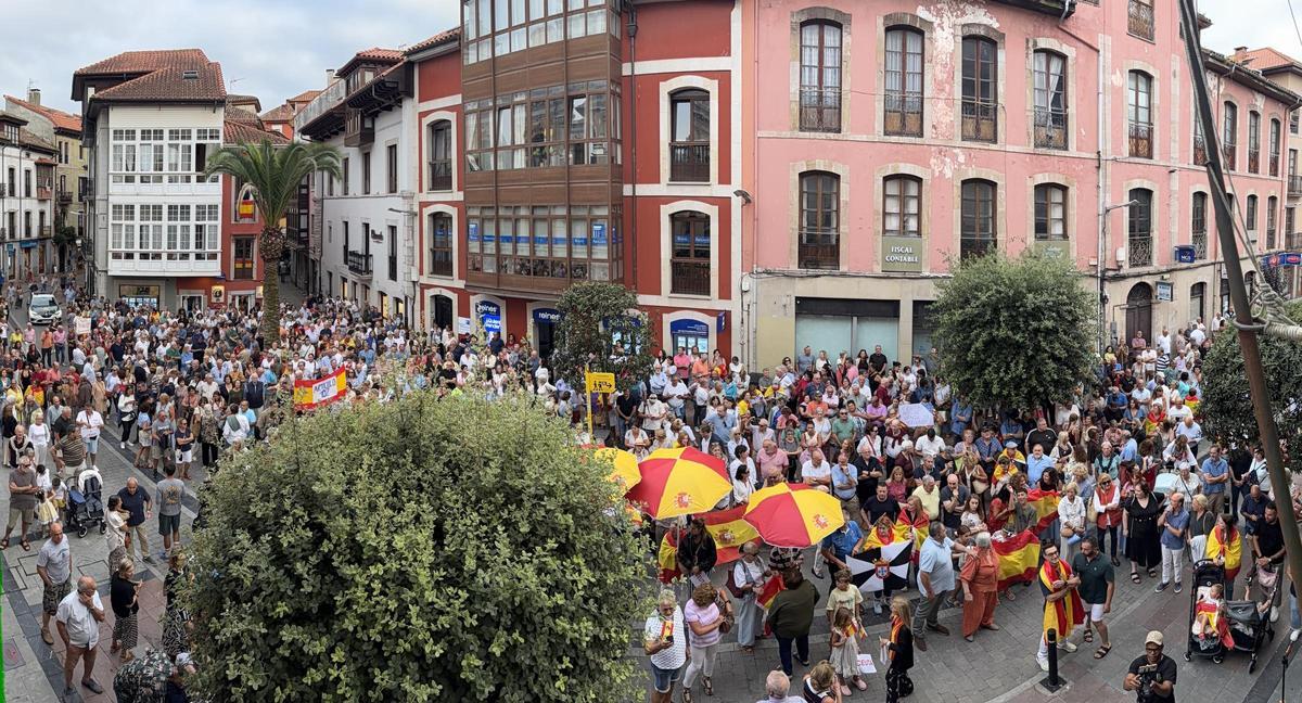 Panorámica de la plaza del Ayuntamiento de Llanes diez minutos antes de la hora de inicio de la concentración en apoyo a Ceuta.
