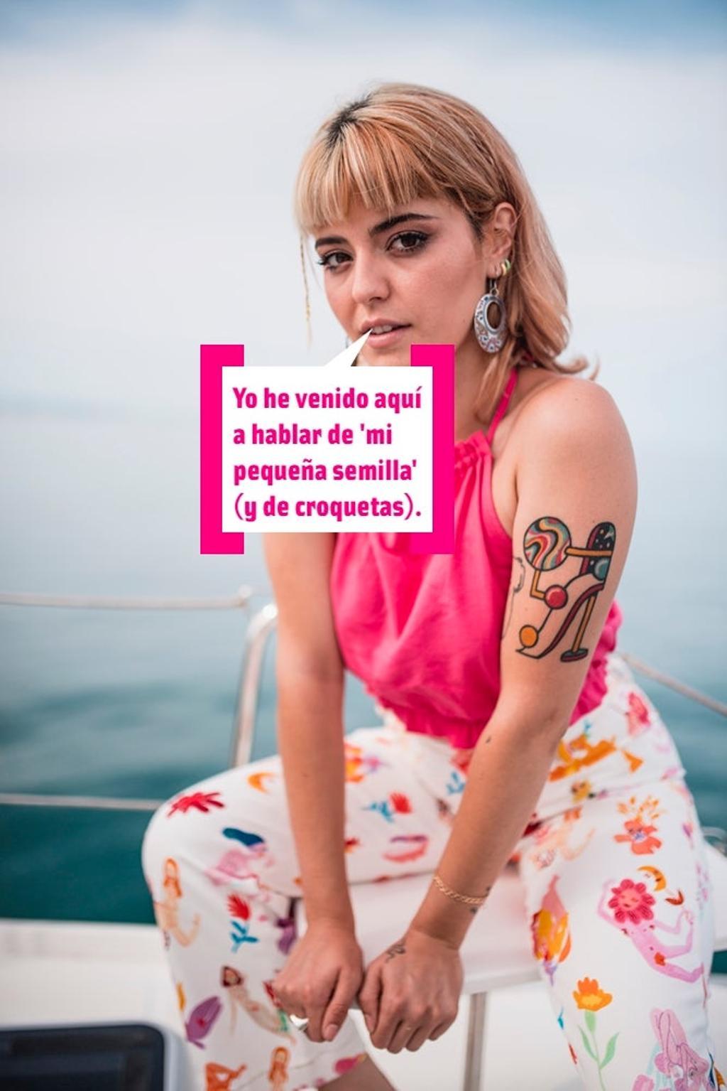 Alba Reche en el barco de Ron Barceló