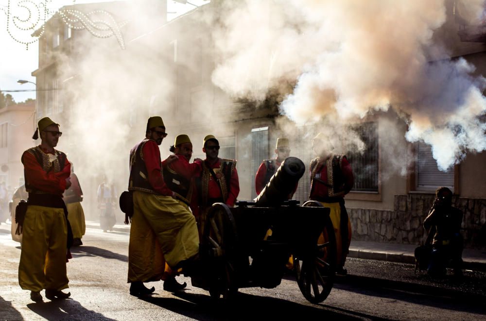 Las diez comparsas acompañan al santo en su tradicional bajada ante miles de vecinos que aguardan con emoción su paso