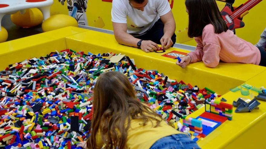 Un par de niñas se divierten en el espacio Lego de Aqua Multiespacio.