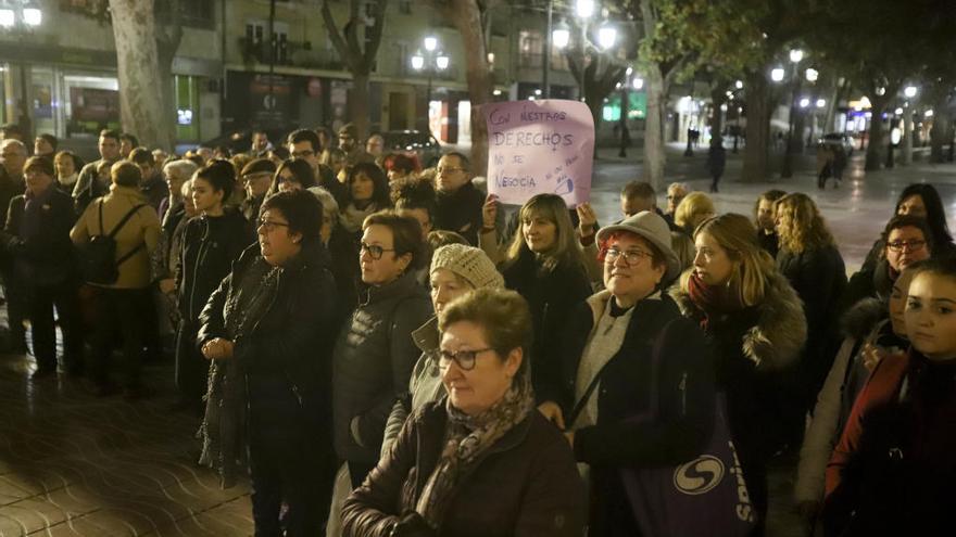 Asistentes a la concentración en defensa de las mujeres