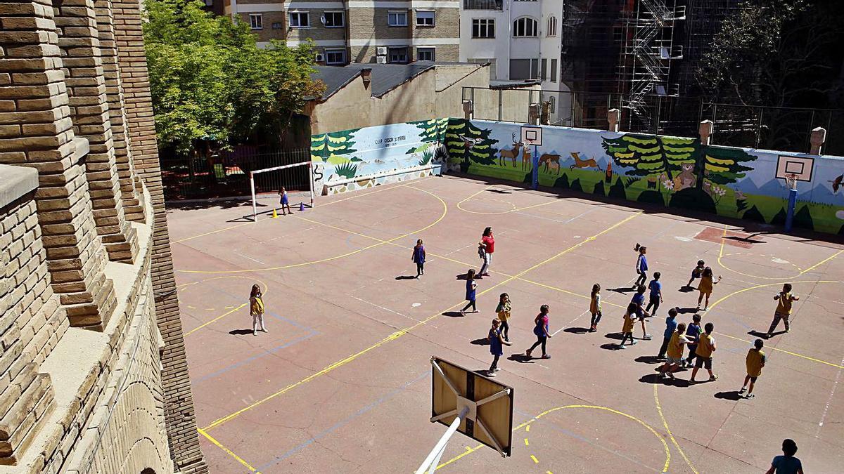 Un grupo de niños juega en el patio del colegio en el año 2019, antes de la pandemia. | EL PERIÓDICO