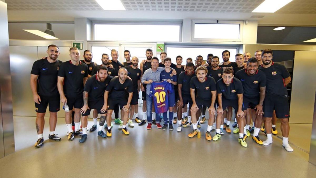 Duncan y su padre con la plantilla del primer equipo barcelonista